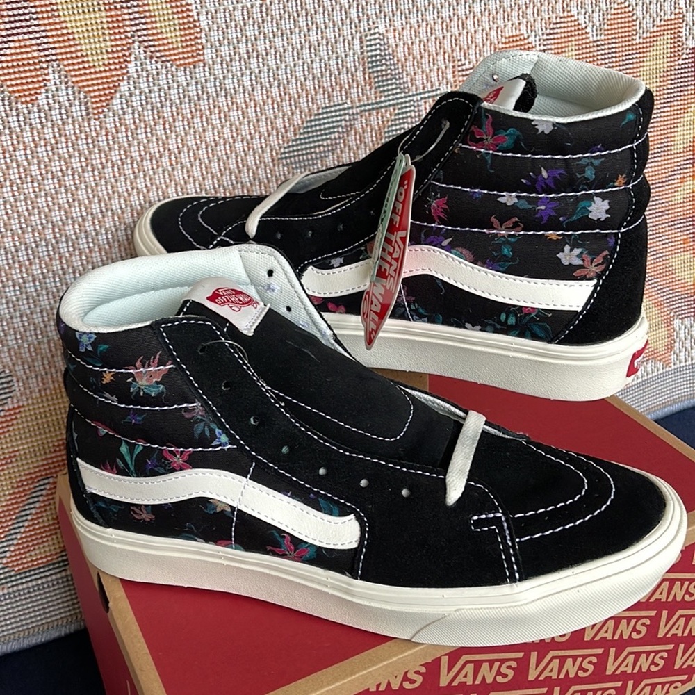 Vans Comfycush Sk8-Hi
Fatal Floral Black
VNOA7TNOBLK
WMNS sneakers - - Picture 13 of 16